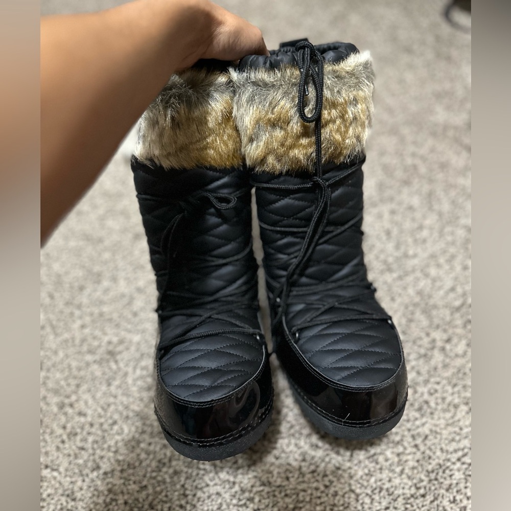 Brand new fur faux Moon boots